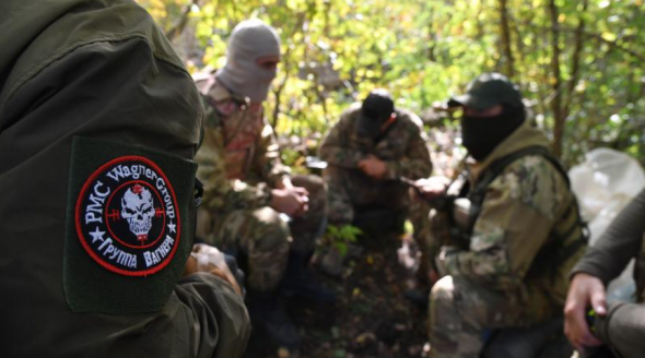 VIDEO +18 // ATENȚIE! IMAGINI DRAMATICE! Un mercenar Wagner taie capul unui soldat ucrainean, luat prizonier